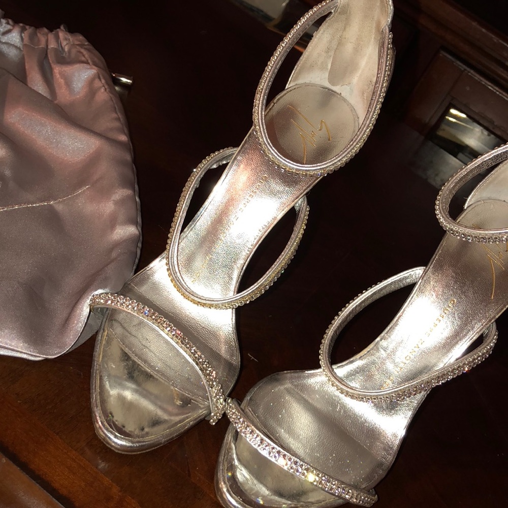 I’m selling these Giuseppe zanotti